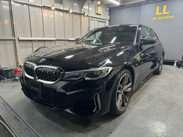 令和2年BMW3シリーズセダンの前からの画像
